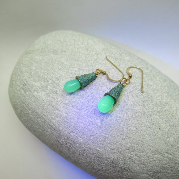 Uranium glass cone drop earrings - Picture 10 of 14